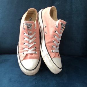 Women’s 8 pink converse